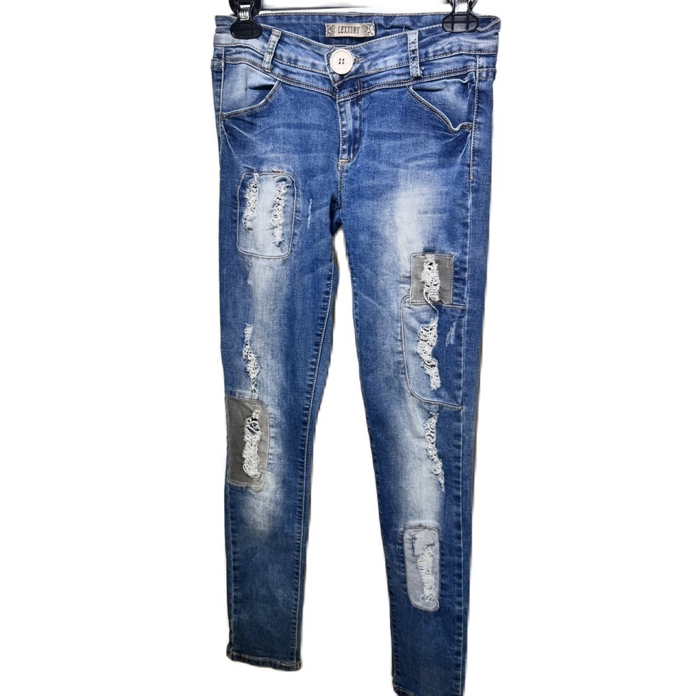 Lexxury Woman’s Distressed Jeans Size 26
